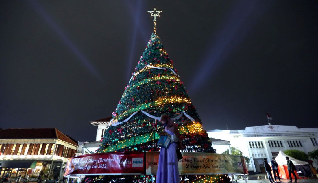 Pohon natal raksasa hadir di acara 'Christmas in Jakarta' di Museum Fatahillah, Kota Tua, Jakarta, Senin (20/12). Pemerintah Provinsi DKI Jakarta menggelar acara 'Christmas in Jakarta' dengan tema Harmony with History dalam rangka menyambut perayaan Natal 2021. - JPNN.com