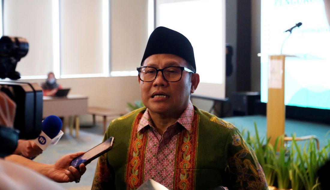 Wakil Ketua DPR RI Abdul Muhaimin Iskandar memberi pengarahan dalam lokakarya Optimalisasi Peran Pengasuh Pesantren Putri di Era 5.0 di Jakarta. Dalam acara tersebut juga dilakukan pengukuhan forum pengurus pesantren putri (fasantri). - JPNN.com