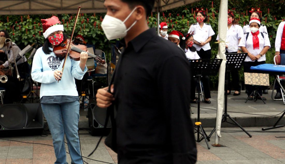 Kelompok paduan suara lagu natal atau Christmas Carol tampil dalam rangka menyambut Hari Natal di jalur pedestrian kawasan Bundaran HI, Jakarta, Selasa (21/12). - JPNN.com