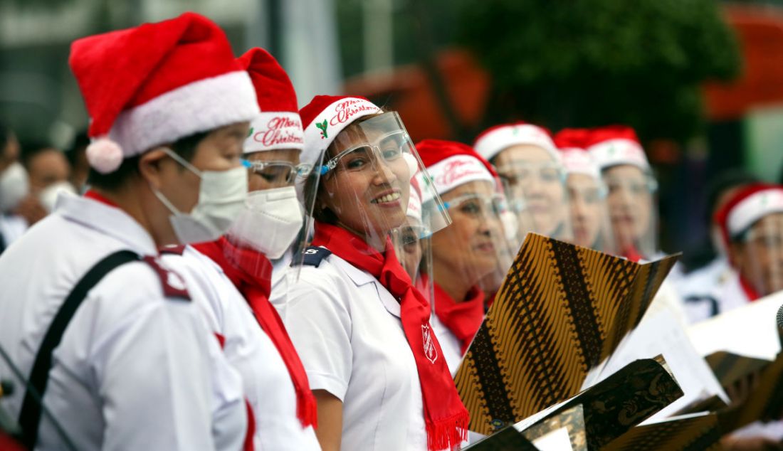 Kelompok paduan suara lagu natal atau Christmas Carol tampil menyambut Hari Natal di jalur pedestrian kawasan Bundaran HI, Jakarta, Selasa (21/12). - JPNN.com