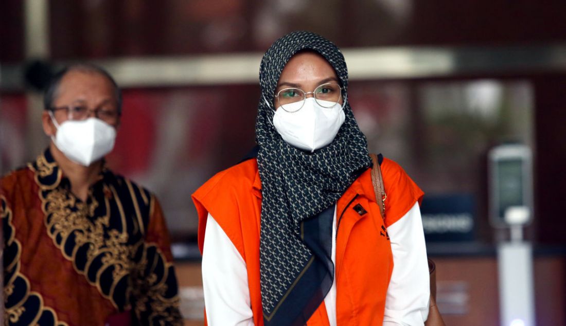 Tersangka Bupati nonaktif Probolinggo Puput Tantriana Sari usai menjalani pemeriksaan di Gedung Merah Putih KPK, Jakarta, Selasa (21/12). Puput menjalani pemeriksaan atas kasus dugaan penerimaan suap terkait seleksi kepala desa di Kabupaten Probolinggo. - JPNN.com