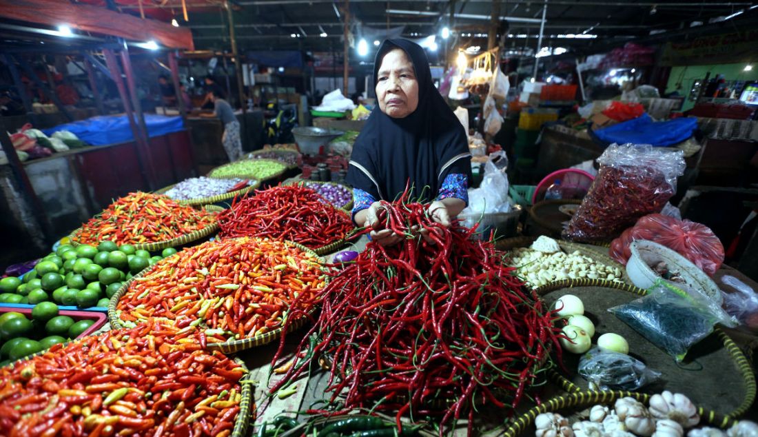 Pedagang menyortir cabai di Pasar Bendungan Hilir, Jakarta, Rabu (22/12). Jelang Natal dan Tahun Baru (Nataru) per 16 Desember 2021, harga cabai rawit merah sudah naik lebih dari dua kali lipat. Secara rata-rata, harga cabai rawit, baik merah maupun hijau telah naik 90,7% dibandingkan bulan lalu. - JPNN.com