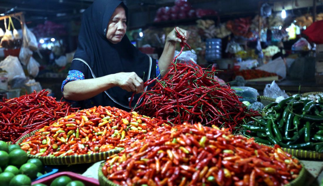 Pedagang menyortir cabai di Pasar Bendungan Hilir, Jakarta, Rabu (22/12). Jelang Natal dan Tahun Baru (Nataru) per 16 Desember 2021, harga cabai rawit merah sudah naik lebih dari dua kali lipat. Secara rata-rata, harga cabai rawit, baik merah maupun hijau telah naik 90,7% dibandingkan bulan lalu. - JPNN.com