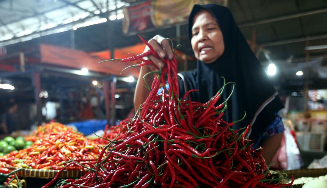 Pedagang menyortir cabai di Pasar Bendungan Hilir, Jakarta, Rabu (22/12). Jelang Natal dan Tahun Baru (Nataru) per 16 Desember 2021, harga cabai rawit merah sudah naik lebih dari dua kali lipat. Secara rata-rata, harga cabai rawit, baik merah maupun hijau telah naik 90,7% dibandingkan bulan lalu. - JPNN.com