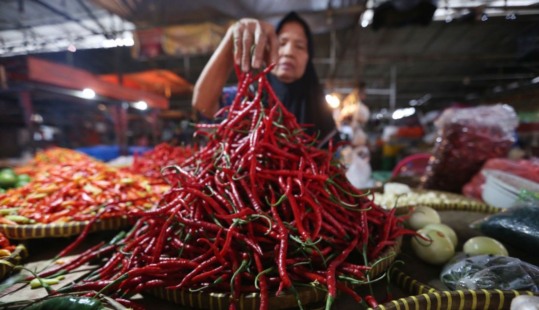 Pedagang menyortir cabai di Pasar Bendungan Hilir, Jakarta, Rabu (22/12). Per 16 Desember 2021, harga cabai rawit merah naik lebih dari dua kali lipat. - JPNN.com