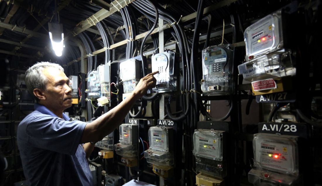 Warga melakukan pengisian listrik prabayar di Rumah Susun Benhil, Jakarta, Selasa (21/12). General Manager PLN Unit lnduk Distribusi (UID) Jakarta Raya Doddy B Pangaribuan mengatakan bahwa konsumsi listrik hingga akhir tahun ini diperkirakan tumbuh 1,4% dibandingkan dengan 2020. - JPNN.com