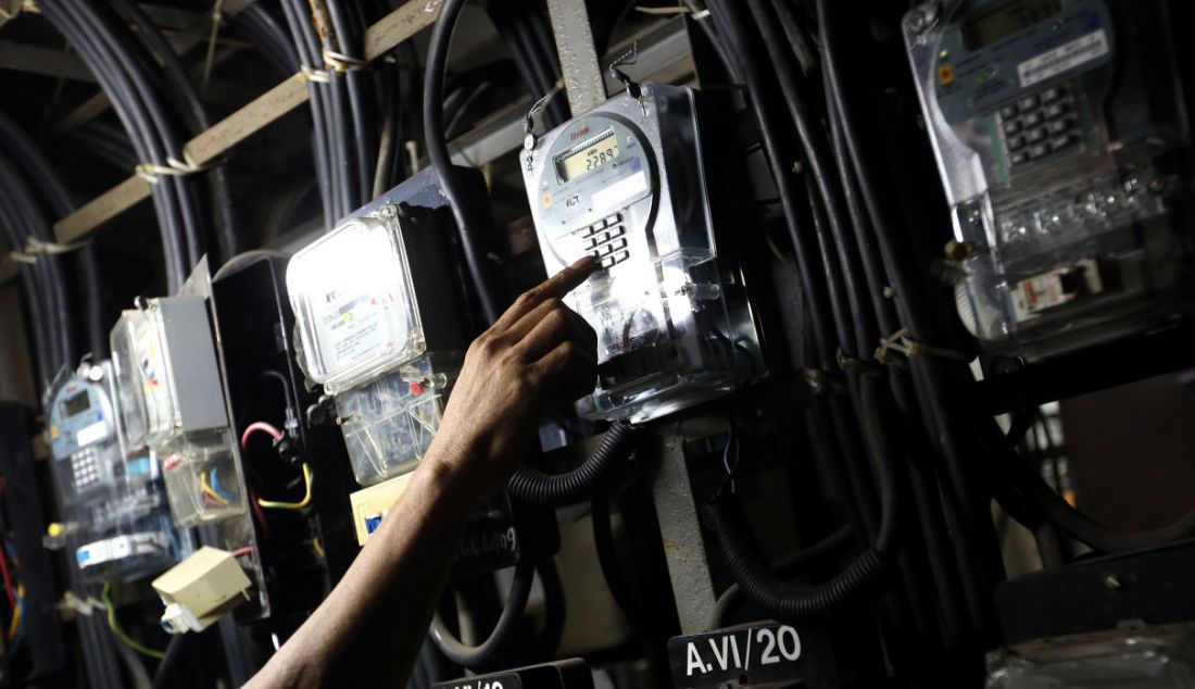 Warga melakukan pengisian listrik prabayar di Rumah Susun Benhil, Jakarta, Selasa (21/12). General Manager PLN Unit lnduk Distribusi (UID) Jakarta Raya Doddy B Pangaribuan mengatakan bahwa konsumsi listrik hingga akhir tahun ini diperkirakan tumbuh 1,4% dibandingkan dengan 2020. - JPNN.com