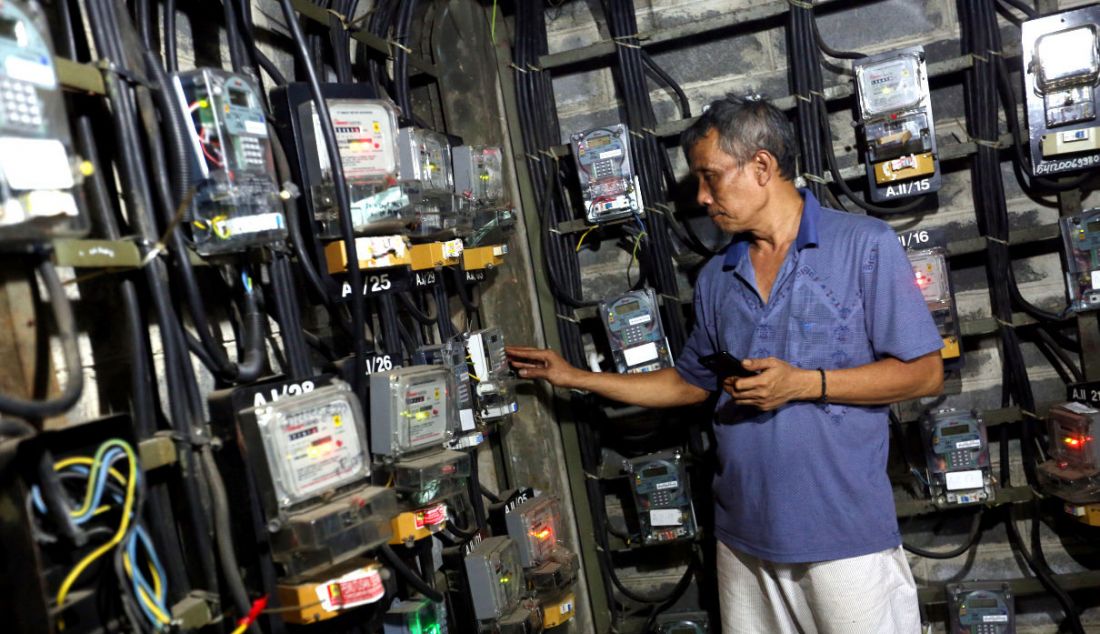 Warga melakukan pengisian listrik prabayar di Rumah Susun Benhil, Jakarta, Selasa (21/12). General Manager PLN Unit lnduk Distribusi (UID) Jakarta Raya Doddy B Pangaribuan mengatakan bahwa konsumsi listrik hingga akhir tahun ini diperkirakan tumbuh 1,4% dibandingkan dengan 2020. - JPNN.com