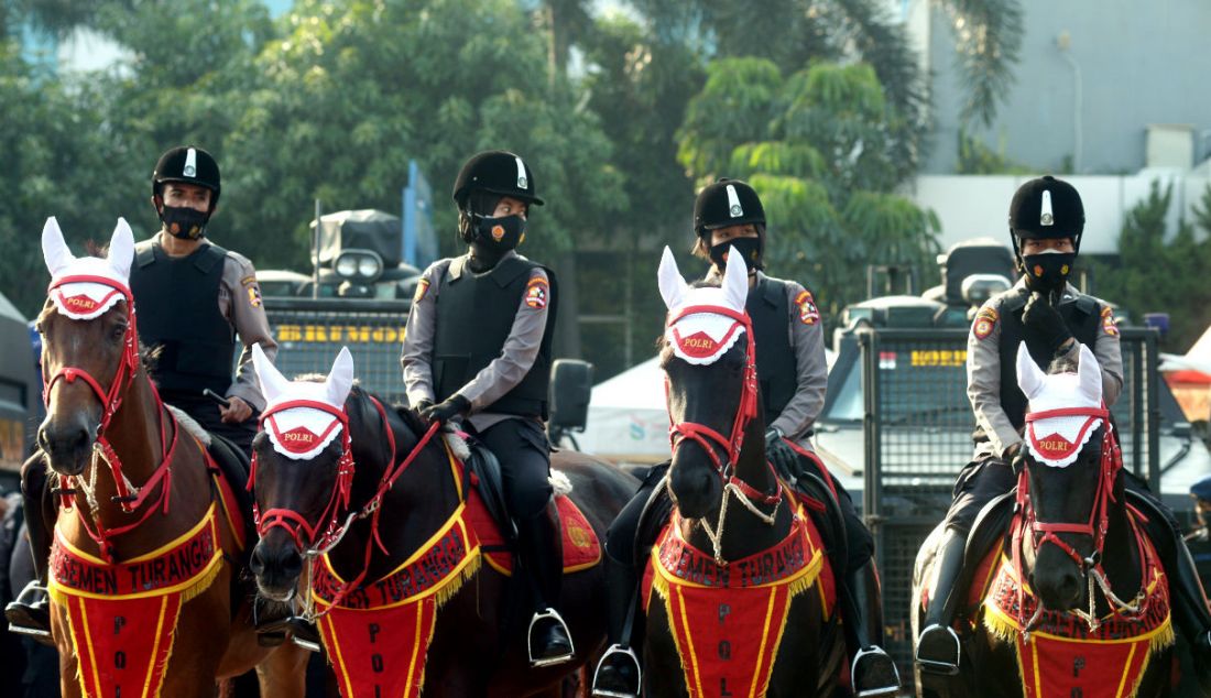 Sejumlah anggota kepolisian mengikuti Apel Operasi Lilin Jaya 2021 di Polda Metro Jaya, Kamis (23/12). - JPNN.com