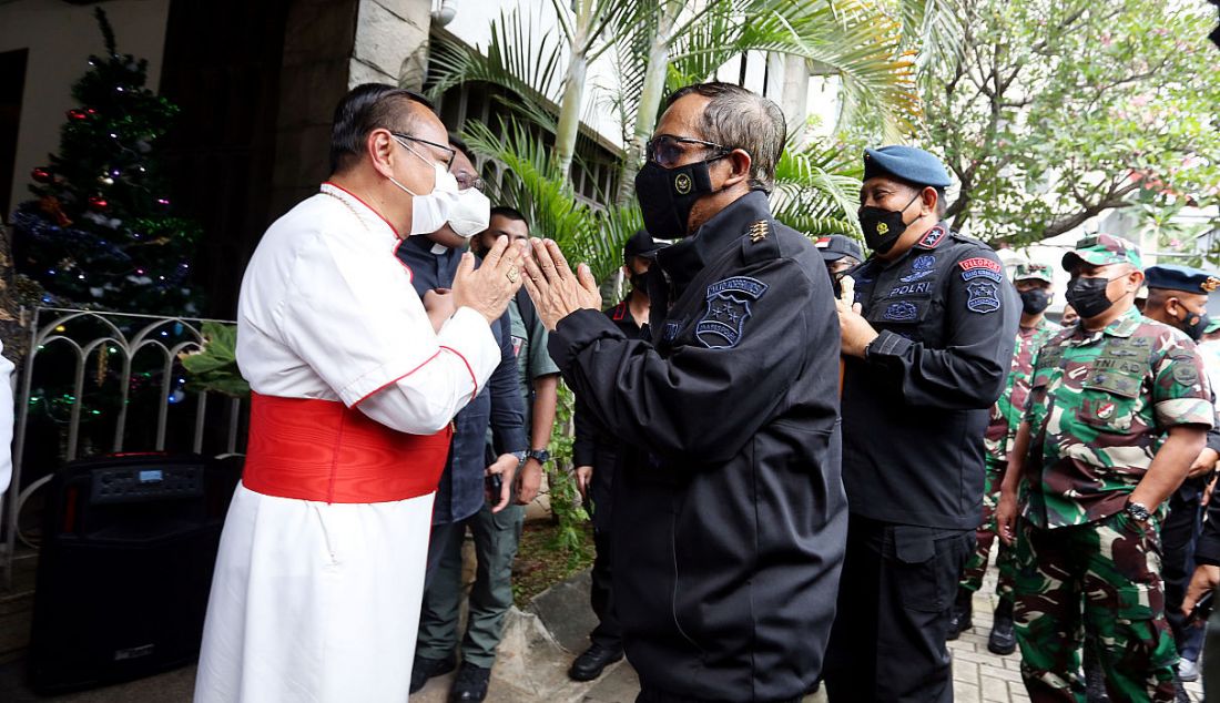 Menkopolhukam Mahfud MD saat meninjau Gereja Katedral, Jakarta, Jumat (24/12). - JPNN.com