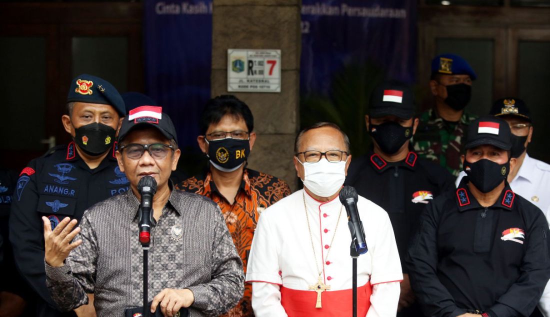 Menkopolhukam Mahfud MD saat meninjau Gereja Katedral, Jakarta, Jumat (24/12). - JPNN.com