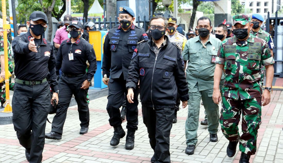 Menkopolhukam Mahfud MD saat meninjau Gereja Katedral, Jakarta, Jumat (24/12). - JPNN.com