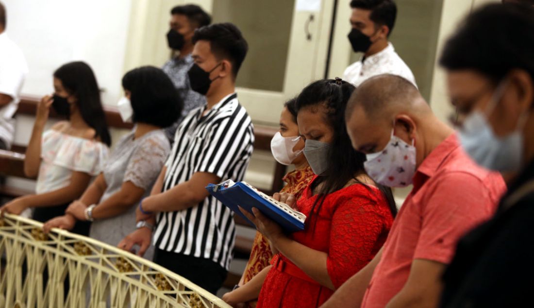 Umat Kristiani mengikuti Misa Natal di Gereja Immanuel, Jakarta, Jumat (24/12). - JPNN.com