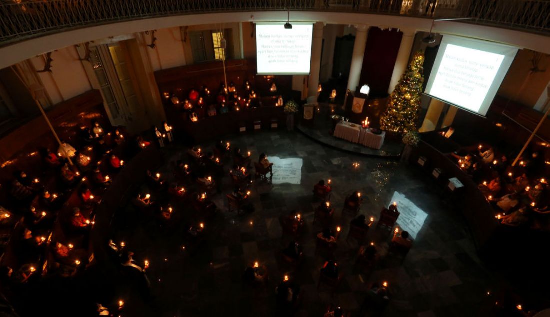 Misa Natal di Gereja Immanuel, Jakarta, Jumat (24/12). Gereja Immanuel menggelar ibadah Natal selama tiga hari hingga Minggu (26/12) secara daring dan tatap muka. Untuk ibadah tatap muka, pihak Gereja Immanuel memberlakukan sejumlah aturan dalam rangka penegakan protokol kesehatan guna mencegah penularan Covid-19, serta membatasi kuota sebanyak 150 jemaat. - JPNN.com