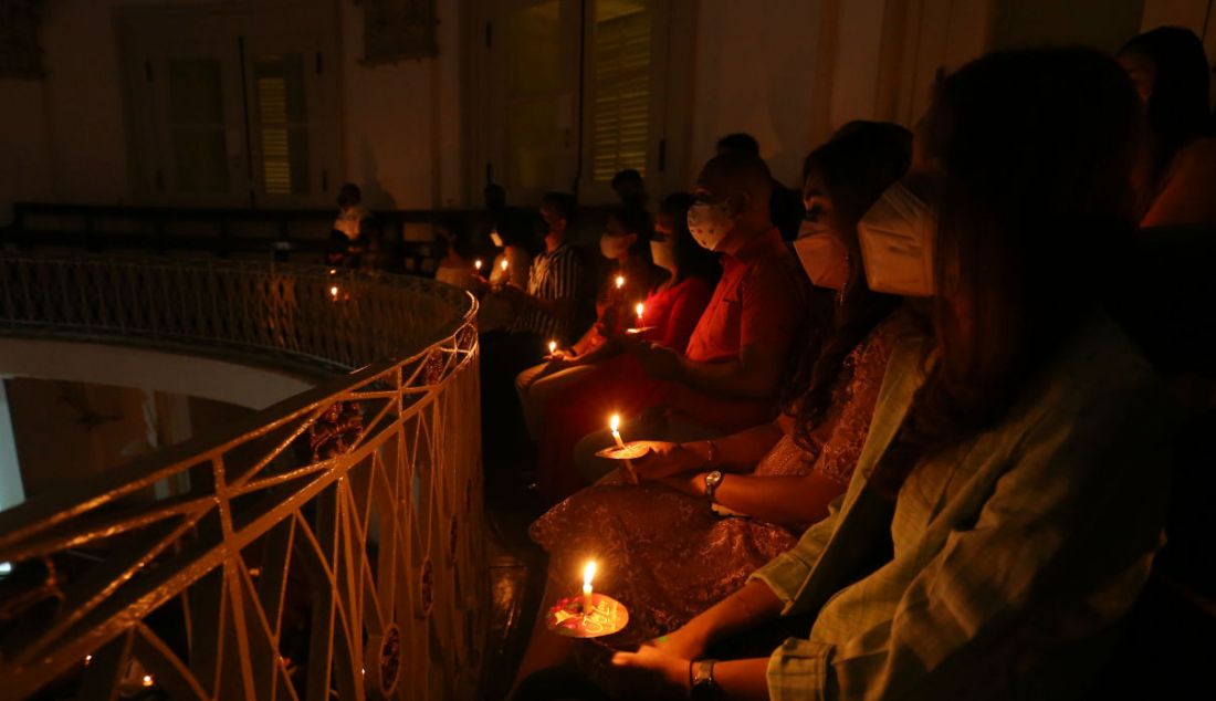 Umat Kristiani mengikuti Misa Natal di Gereja Immanuel, Jakarta, Jumat (24/12). - JPNN.com