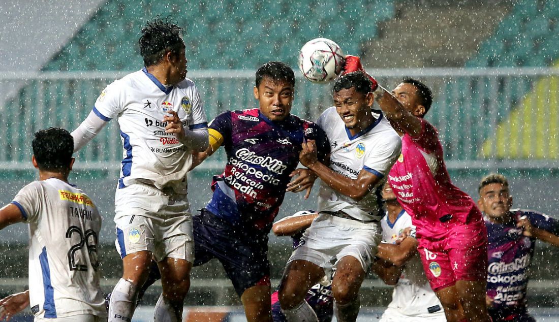 Kiper PSIM Yogyakarta Imam Arief Fadillah meninju bola dalam semifinal Liga 2 di Stadion Pakansari, Kabupaten Bogor, Jawa Barat, Senin (27/12). - JPNN.com