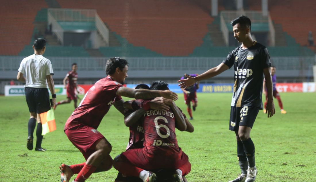 Pemain Martapura Dewa United Suhandi (kanan) memberikan selamat kepada pemain Persis Solo. - JPNN.com