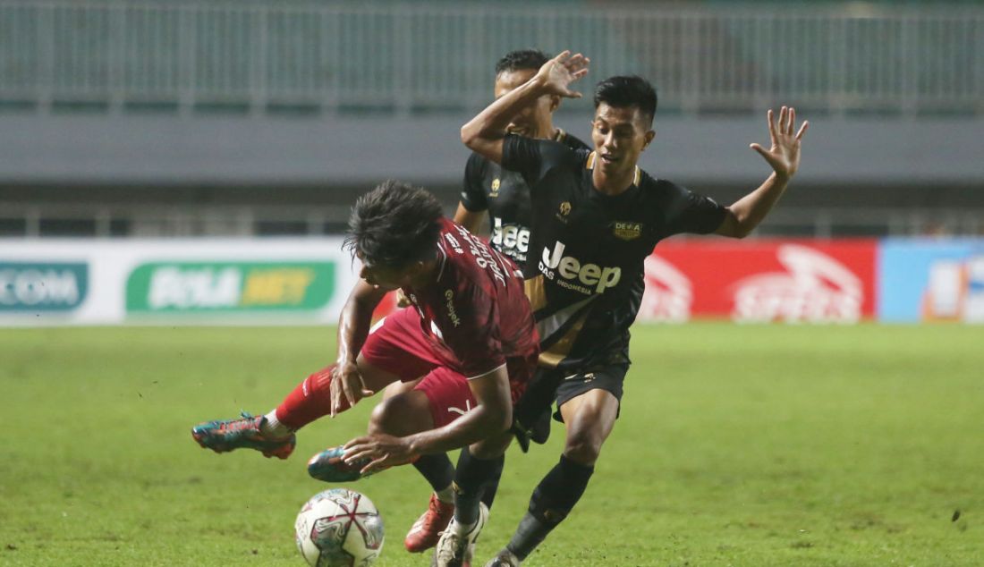Pemain Persis Solo Irfan Jauhari terjatuh saat diadang pemain Martapura Dewa United Suhandi. - JPNN.com