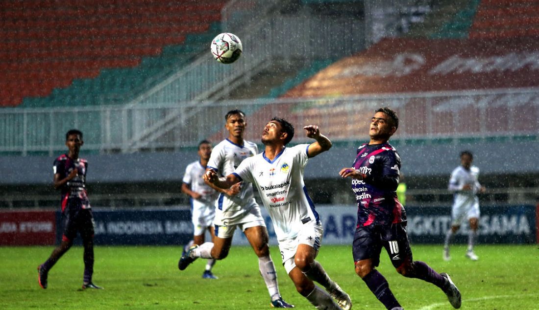 Pemain PSIM Yogyakarta Taufik Hidayat berusaha mengambil bola dalam semifinal Liga 2 di Stadion Pakansari, Kabupaten Bogor, Jawa Barat, Senin (27/12). - JPNN.com