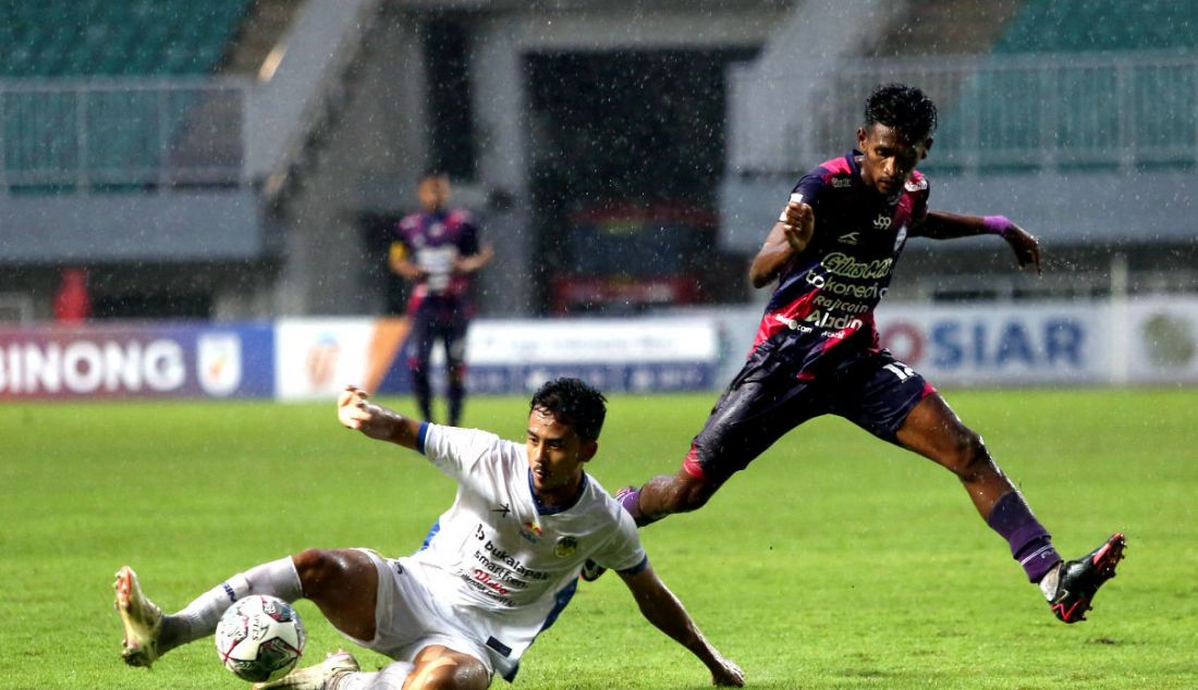 Pemain PSIM Yogyakarta Taufik Hidayat saat memotong bola dalam semifinal Liga 2 di Stadion Pakansari, Kabupaten Bogor, Jawa Barat, Senin (27/12). - JPNN.com