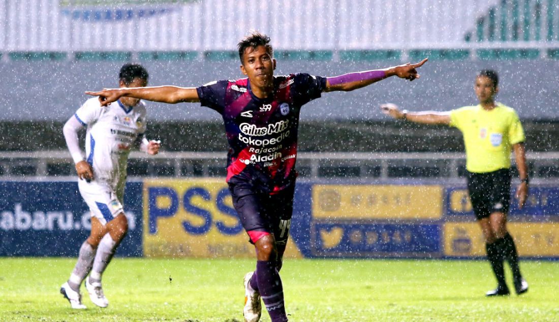 Pemain Rans Cilegon FC Bima Ragil melakukan selebrasi usai mencetak gol ke gawang PSIM Yogyakarta dalam semifinal Liga 2 di Stadion Pakansari, Kabupaten Bogor, Jawa Barat, Senin (27/12). Rans Cilegon FC berhasil mengalahkan lawannya dengan skor 3-0 dan melaju ke babak final, serta memastikan tiket promosi Liga 1. - JPNN.com