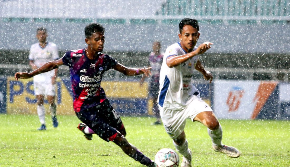 Pemain Rans Cilegon FC Jujun Junaedi (kiri) dan pemain PSIM Yogyakarta Taufik Hidayat saat berduel dalam semifinal Liga 2 di Stadion Pakansari, Kabupaten Bogor, Jawa Barat, Senin (27/12). - JPNN.com