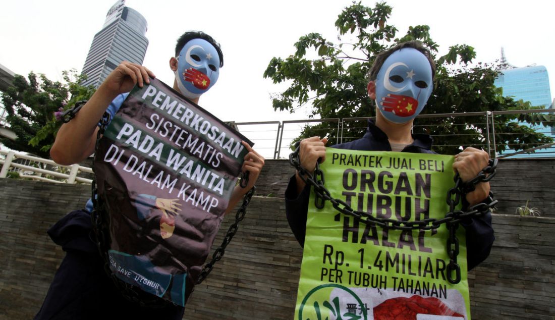 Pengunjuk rasa yang tergabung dalam Koalisi Indonesia Save Uyghur menggelar aksi solidaritas di Jakarta, Selasa (4/1). - JPNN.com