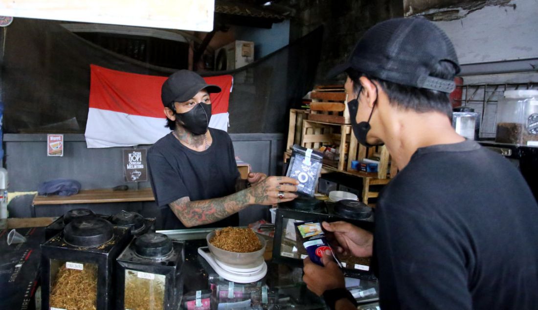 Penjual tembakau toko Kamarasa saat melayani pembeli di kawasan Pondok Cabe Pamulang, Tangerang Selatan, Rabu (5/1). - JPNN.com