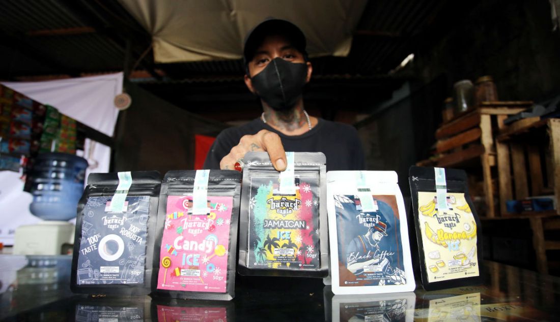 Penjual tembakau toko Kamarasa melayani pembeli di Pondok Cabe Pamulang, Tangerang Selatan, Rabu (5/1). Pemerintah menetapkan kenaikan harga cukai rokok. Rokok tembakau yang dibikin secara personal pun digemari oleh para perokok. Di samping harganya yang lebih murah, rasa rokok tersebut juga konon lebih nikmat. - JPNN.com