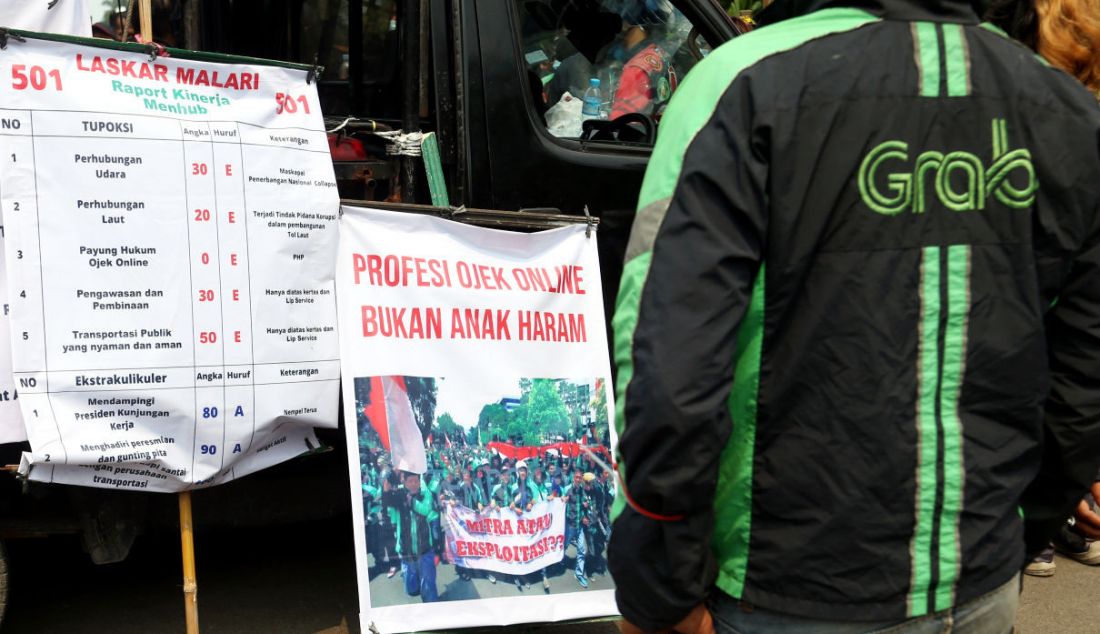 Sejumlah pengemudi ojek daring melakukan aksi unjuk rasa, Jakarta, Rabu (5/1). - JPNN.com