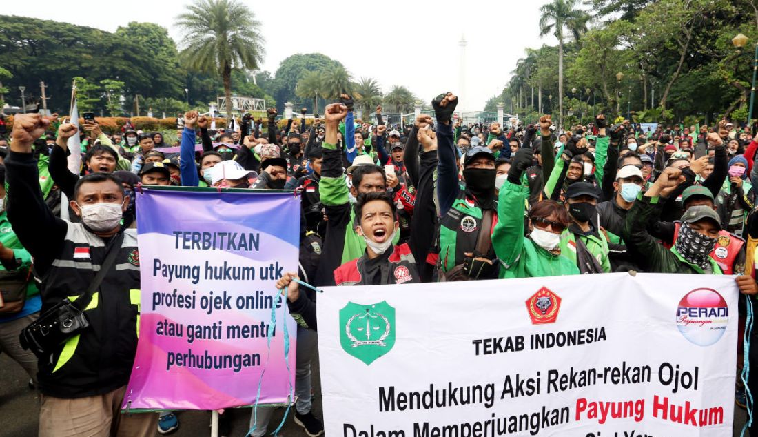 Sejumlah pengemudi ojek daring melakukan aksi unjuk rasa, Jakarta, Rabu (5/1). - JPNN.com