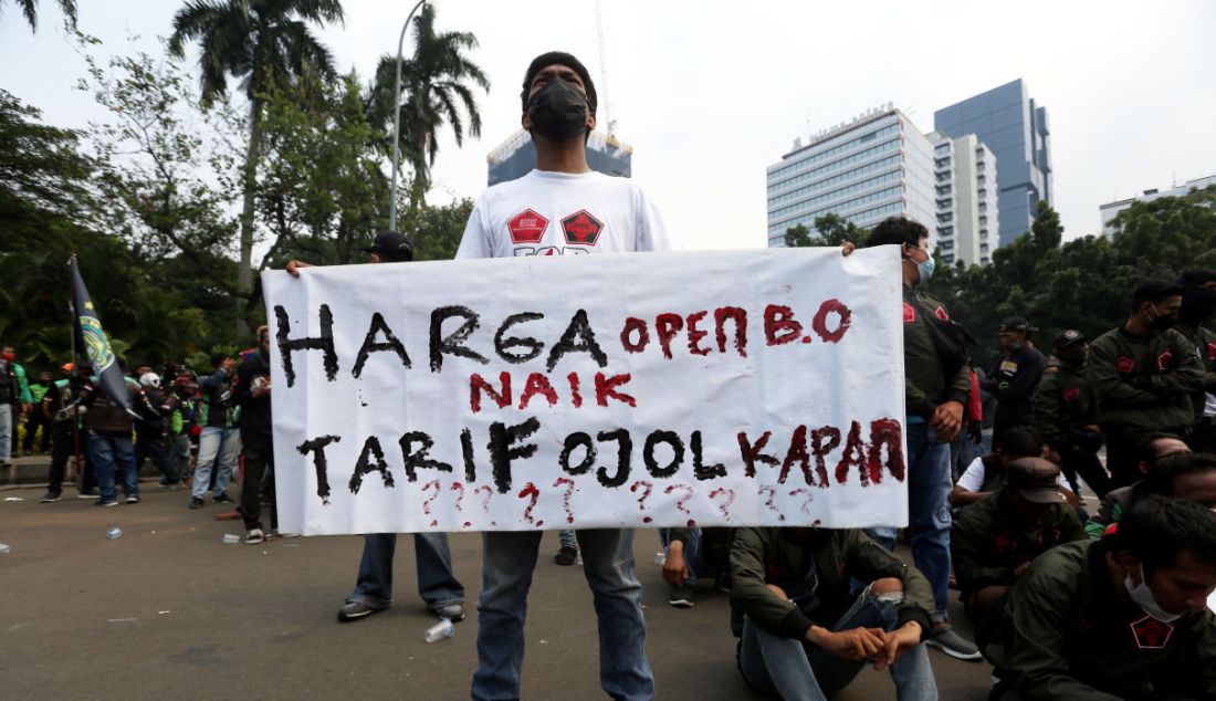 Sejumlah pengemudi ojek daring melakukan aksi unjuk rasa, Jakarta, Rabu (5/1). Mereka menuntut perubahan atas potongan 20 persen yang diberlakukan aplikator karena dinilai sangat memberatkan di tengah pandemi Covid-19. - JPNN.com