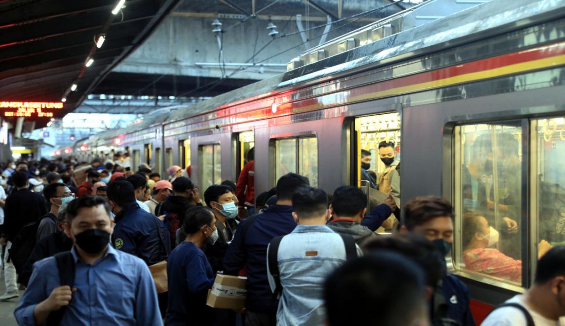 Kepadatan antrean calon penumpang kereta rel listrik (KRL) di Stasiun Tanah Abang, Jakarta, Rabu (5/1). - JPNN.com