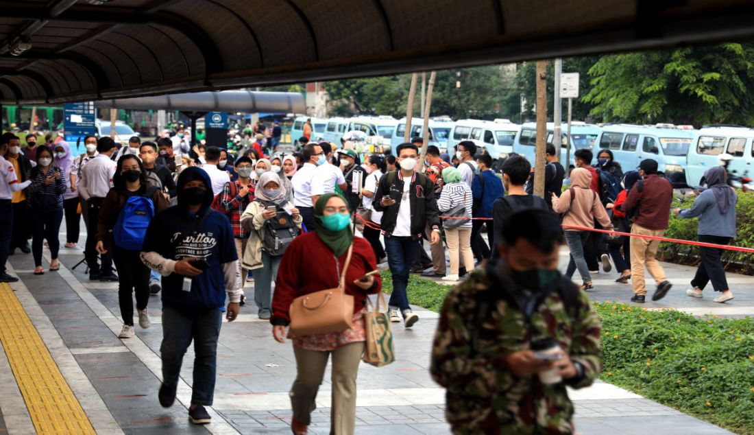 Kepadatan calon penumpang kereta rel listrik (KRL) di Stasiun Tanah Abang, Jakarta, Rabu (5/1). - JPNN.com
