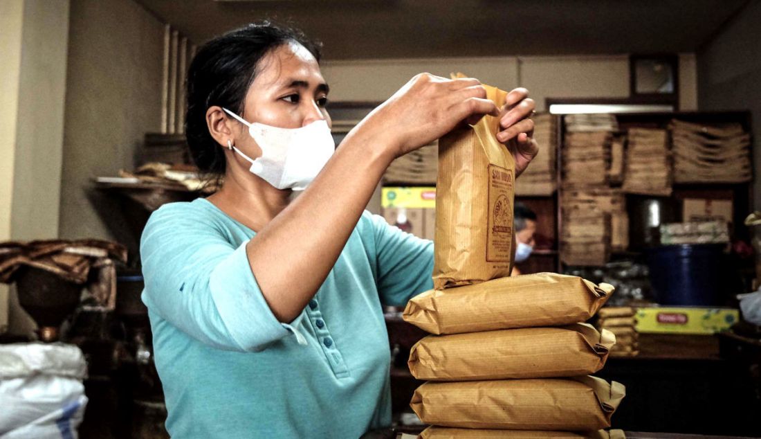 Pekerja mengemas kopi yang telah digiling ke dalam bungkus khas Kopi Sari Murni, Jatinegara, Jakarta, Kamis (6/1). - JPNN.com