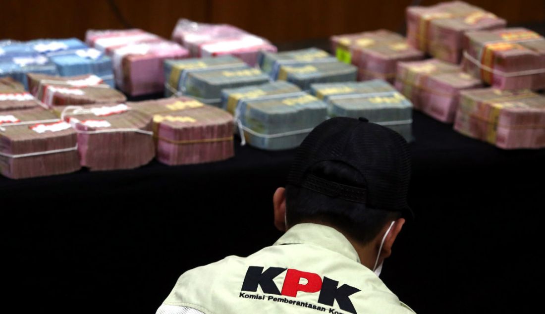 Penyidik KPK menunjukkan barang bukti berupa uang tunai dari OTT Wali Kota Bekasi Rahmat Effendi, di Gedung KPK. Rahmat terjaring OTT KPK pada Rabu (5/1) siang. KPK juga menyita uang Rp 3 miliar tunai dan Rp 2 miliar dalam rekening buku tabungan, yang diduga sebagai suap terkait jabatan dan pembebasan lahan dan proyek pembangunan gedung di Kota Bekasi. - JPNN.com