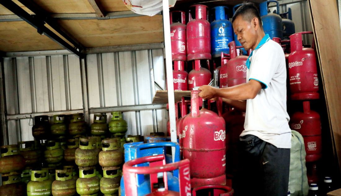 Pedagang gas elpiji eceran menyiapkan gas di tokonya di Ciputat, Tangerang Selatan, Jumat (7/1). - JPNN.com