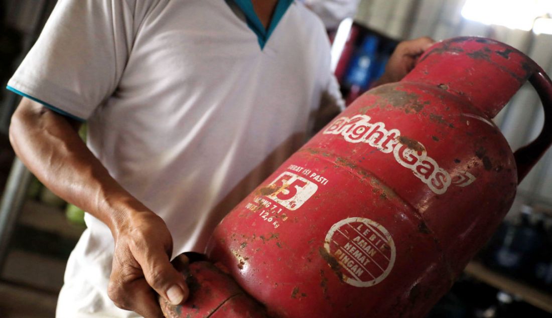 Harga elpiji naik. Bright Gas ukuran 5 kg seharga Rp 90.000, sebelumnya Rp 80.000. Sementara itu, untuk gas ukuran 12 kg kini seharga Rp 175.000 yang sebelumnya Rp 155.000. - JPNN.com