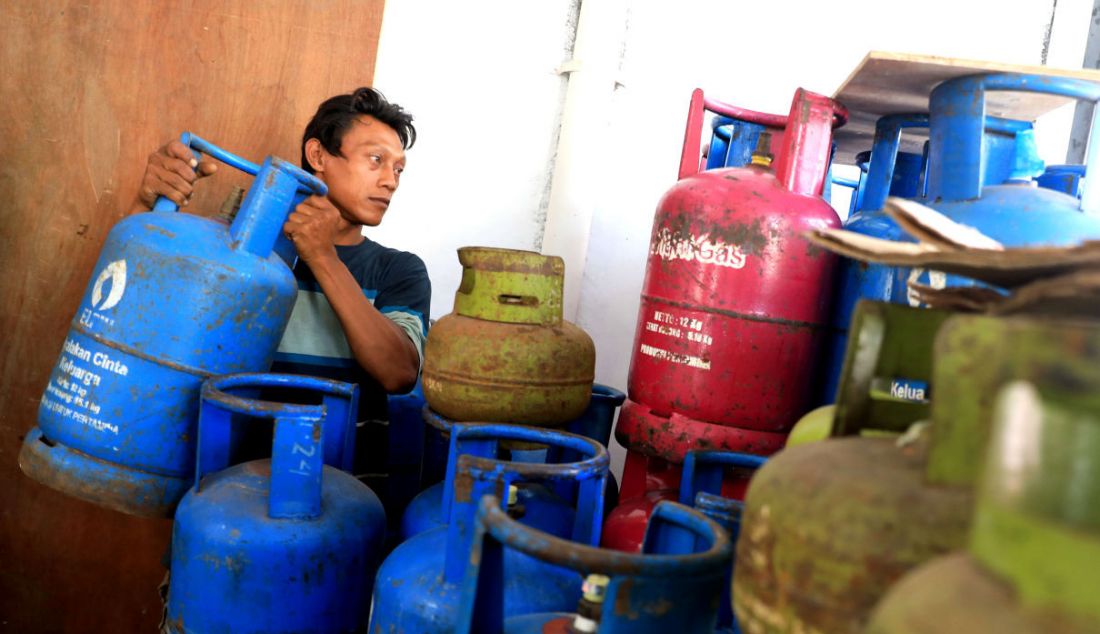 Pedagang gas elpiji eceran menyiapkan gas di tokonya di Ciputat, Tangerang Selatan, Jumat (7/1). - JPNN.com