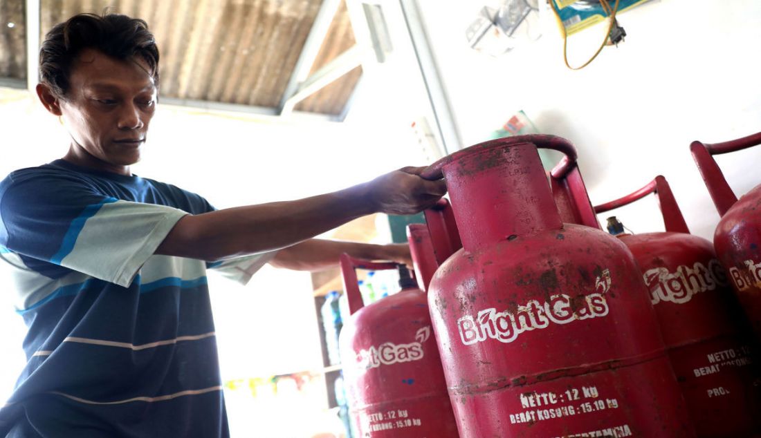 Pedagang gas elpiji eceran menyiapkan gas di tokonya di Ciputat, Tangerang Selatan, Jumat (7/1). Harga jual liquifed petroleum gas (LPG) nonsubsidi atau LPG tabung 5 kg dan 12 kg kini mengalami kenaikan. Untuk Bright Gas ukuran 5 kg seharga Rp 90.000, sebelumnya Rp 80.000. Sementara itu, untuk gas ukuran 12 kg kini seharga Rp 175.000 yang sebelumnya Rp 155.000. - JPNN.com