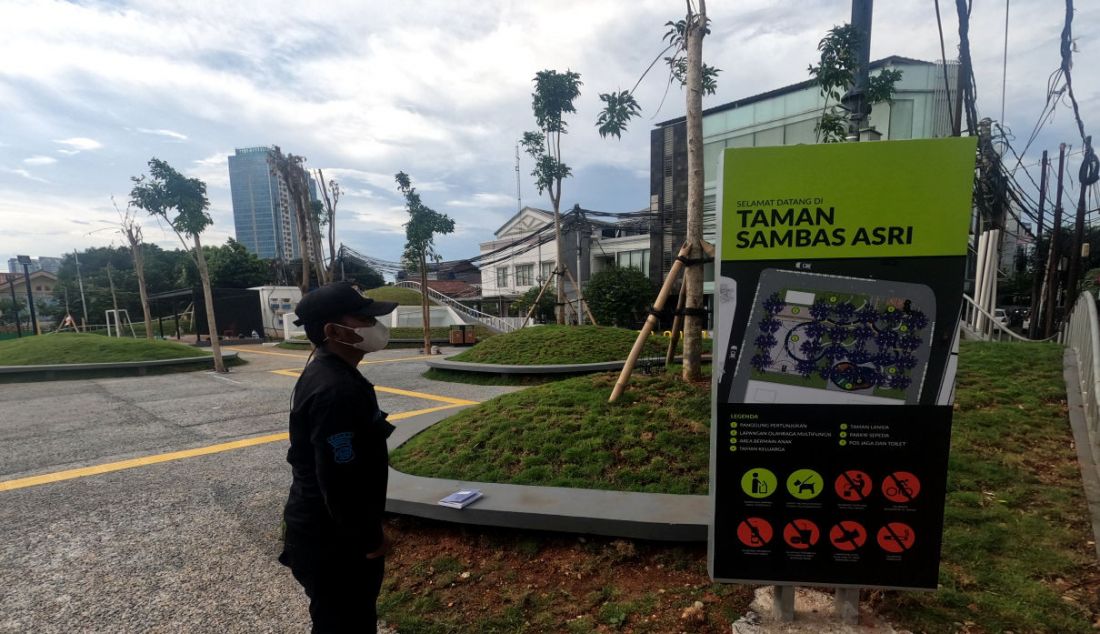 Suasana Taman Maju Bersama (TMB) Sambas Asri di Jakarta, Senin (10/1). TMB Sambas Asri yang rampung Desember 2021 ini memiliki berbagai fasilitas, antara lain area bermain anak seperti panjatan, putaran, perosotan, lapangan multifungsi, panggung, taman, pos jaga, toilet dan bangku taman. - JPNN.com