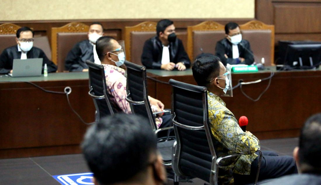 Mantan Direktur Pemeriksaan dan Penagihan Ditjen Pajak Angin Prayitno Aji (kanan) dan mantan Kepala Subdirektorat Kerja Sama dan Dukungan Pemeriksaan Dadan Ramdani menjalani sidang tuntutan di Pengadilan Tipikor, Jakarta, Selasa (11/1). - JPNN.com