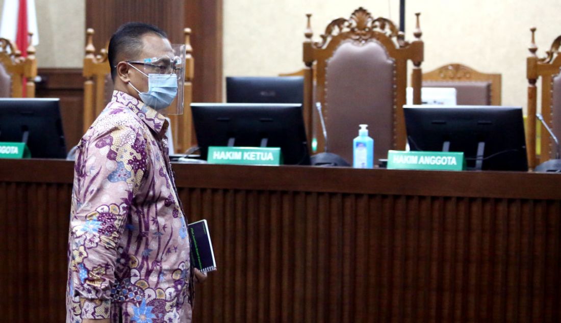 Mantan Kepala Subdirektorat Kerja Sama dan Dukungan Pemeriksaan Dadan Ramdani menjalani sidang tuntutan di Pengadilan Tipikor, Jakarta, Selasa (11/1). Dadan dituntut 6 tahun penjara dan pidana denda sebesar Rp 350 juta subsider 5 bulan kurungan serta membayar uang pengganti Rp 14,5 miliar. - JPNN.com