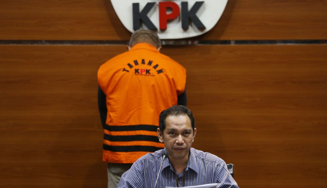 Wakil Ketua KPK Nurul Ghufron saat konferensi pers penahanan terhadap tersangka Kepala Divisi I PT Waskita Karya (WK) Tahun 2008 - 2012 Adi Wibowo di Gedung KPK, Jakarta, Selasa (11/1). - JPNN.com