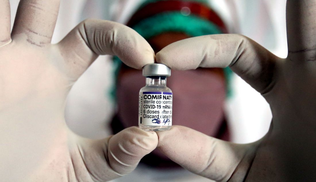 Tenaga medis saat menunjukkan vaksin Covid-19 dosis ketiga atau booster di RSUD Tangerang Selatan, Pamulang, Banten, Rabu (12/1). - JPNN.com