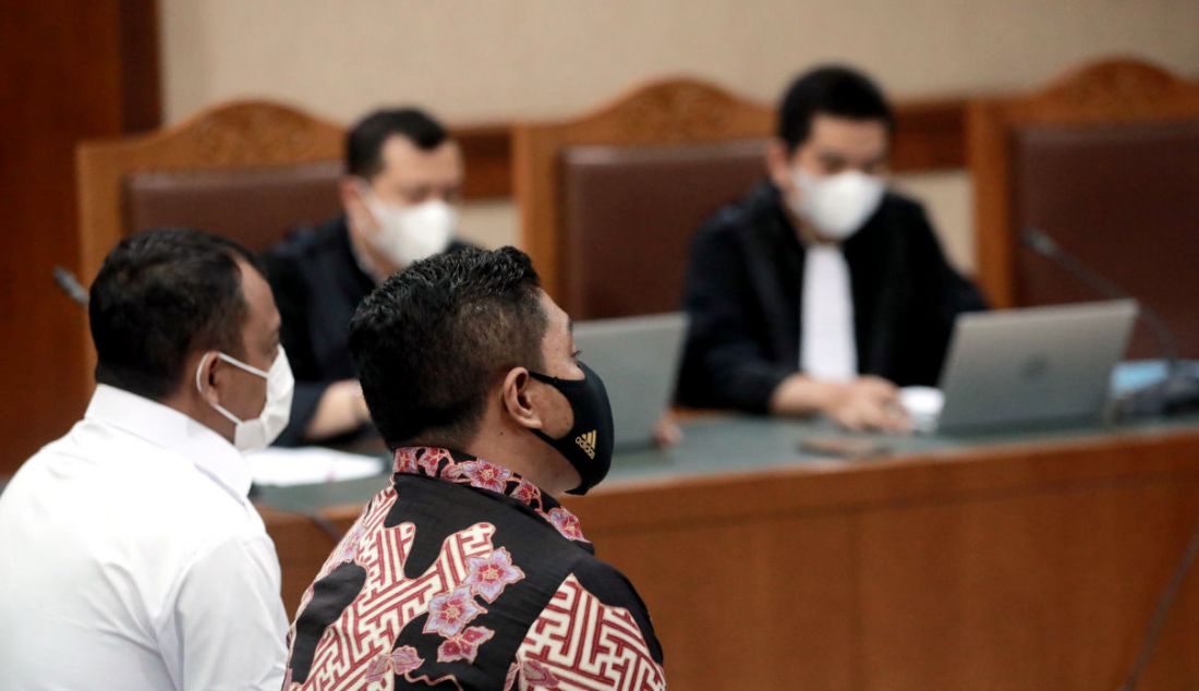 Terdakwa kasus dugaan suap terkait pengurusan atau penanganan sejumlah kasus di KPK Stepanus Robin Pattuju (kanan) dan Maskur Husain menjalani sidang putusan di Pengadilan Tipikor, Jakarta, Rabu (12/1). - JPNN.com