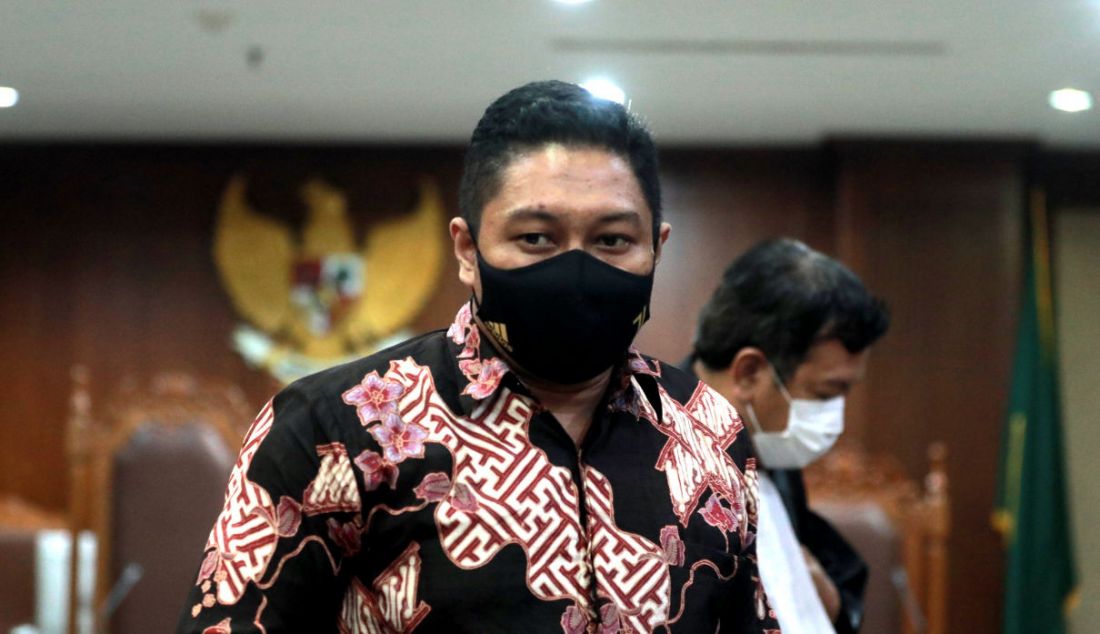 Terdakwa kasus dugaan suap terkait pengurusan atau penanganan sejumlah kasus di KPK Stepanus Robin Pattuju menjalani sidang putusan di Pengadilan Tipikor, Jakarta, Rabu (12/1). Stepanus Robin Pattuju divonis sebelas tahun penjara ditambah denda Rp 500 juta subsider enam bulan kurungan ditambah kewajiban membayar uang pengganti senilai Rp 2,3 miliar. - JPNN.com