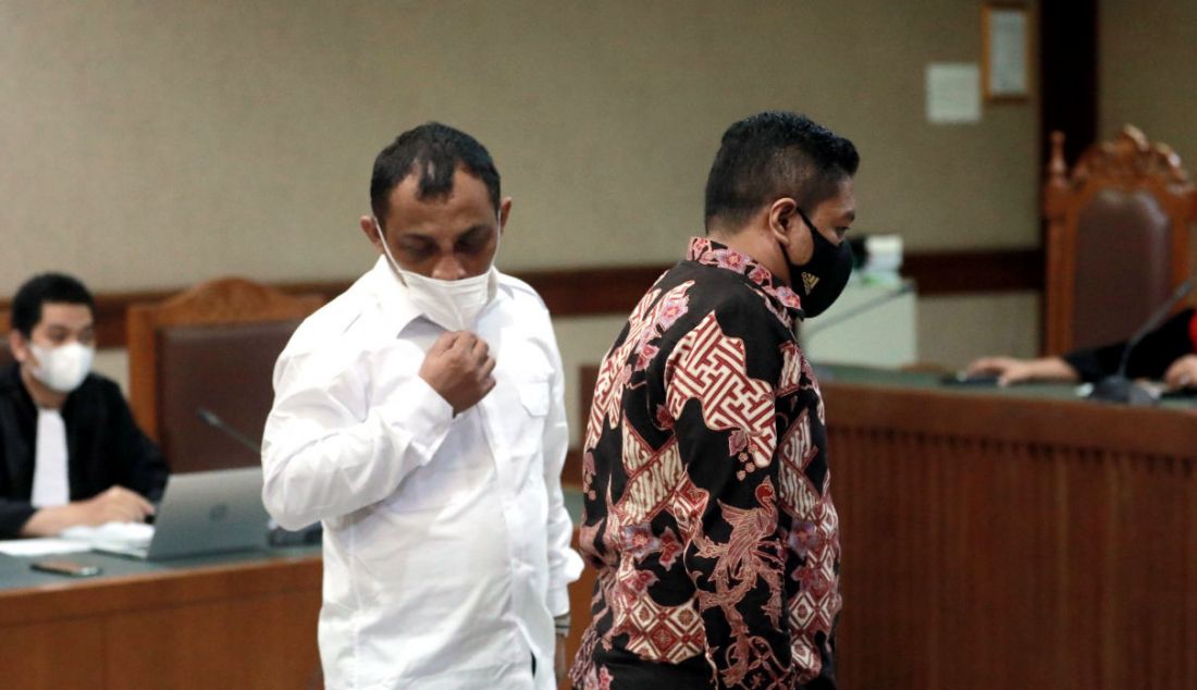 Terdakwa kasus dugaan suap terkait pengurusan atau penanganan sejumlah kasus di KPK Stepanus Robin Pattuju (kanan) dan Maskur Husain menjalani sidang putusan di Pengadilan Tipikor, Jakarta, Rabu (12/1). - JPNN.com