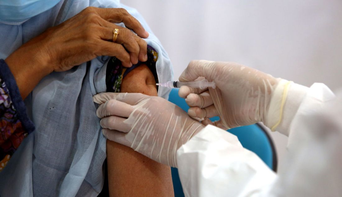Warga mengikuti vaksin Covid-19 dosis ketiga atau booster di RSUD Tangerang Selatan, Pamulang, Banten, Rabu (12/1). - JPNN.com