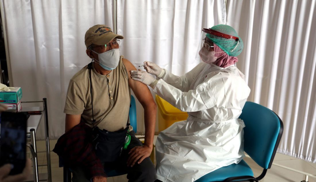 Warga mengikuti vaksin Covid-19 dosis ketiga atau booster di RSUD Tangerang Selatan, Pamulang, Banten, Rabu (12/1). Lebih dari 60 warga Tangsel lansia mendapat booster pada hari ini. - JPNN.com